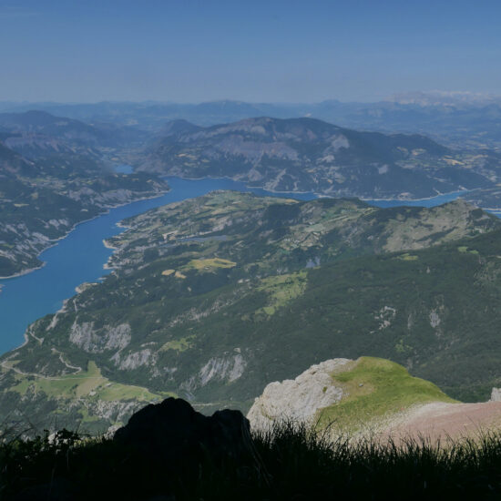 Grand angle sur le lac de Serre-Ponçon