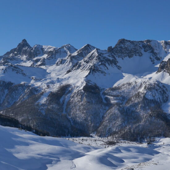 Vue sur le Rochebrune depuis le col Bousson