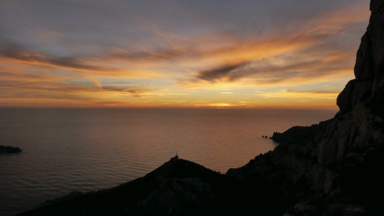 Lumières du couchant sur le Rocher des Goudes