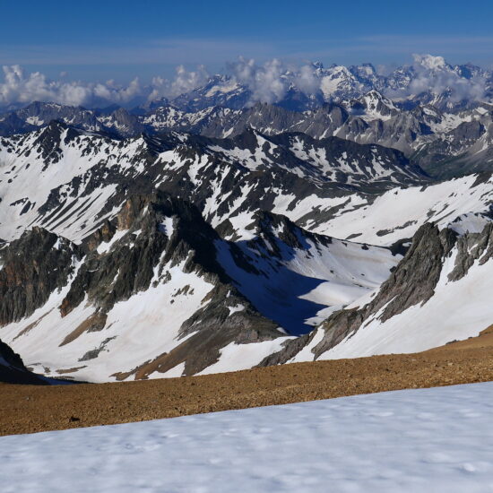 Vue du sommet du Thabor en tout début d'été