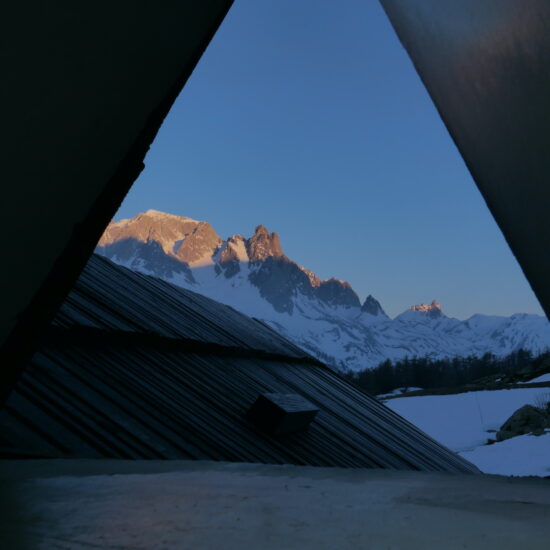 Depuis la lucarne du petit dortoir au refuge Ricou