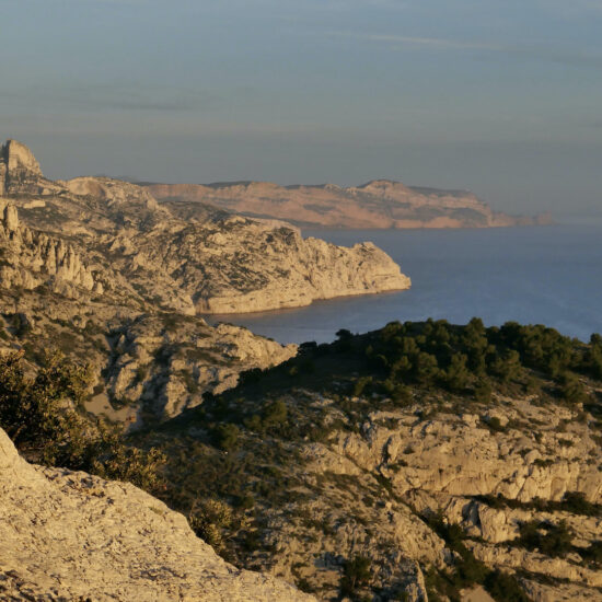 Panorama sur les Calanques, au fond, la Candelle et le cap Canaille