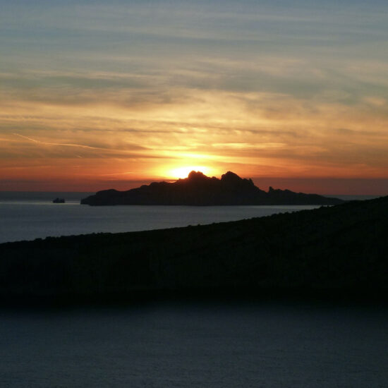 Coucher de soleil sur le cap Morgiou et l'île de Riou