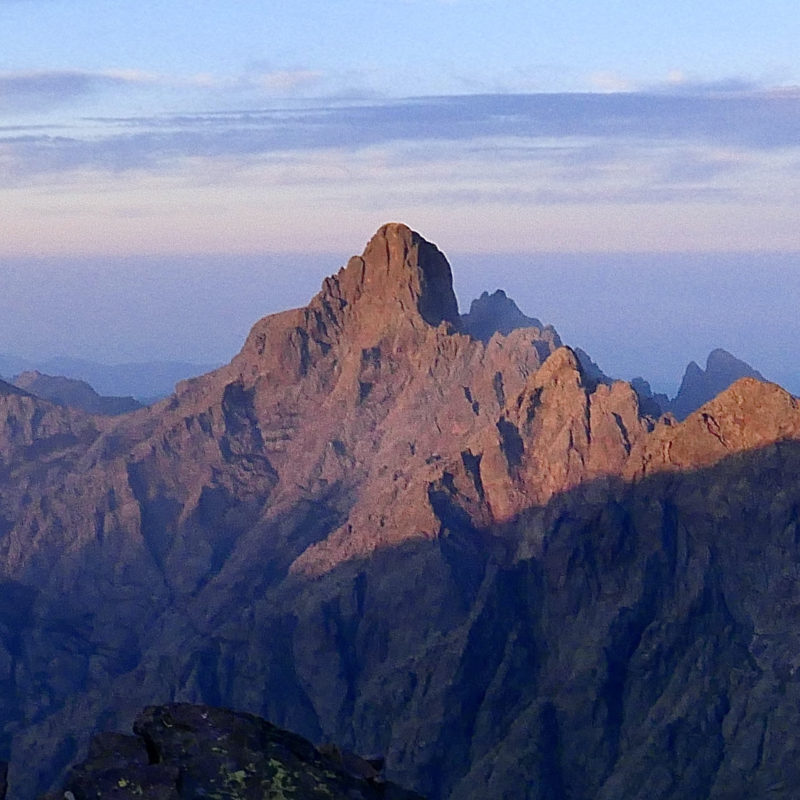 Face est du Paglia Orba dans les lumières de l'aurore