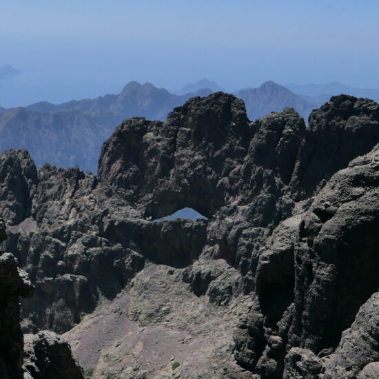 Le trou du Tafunatu vu depuis le Paglia Orba ; au fond, le golfe de Porto