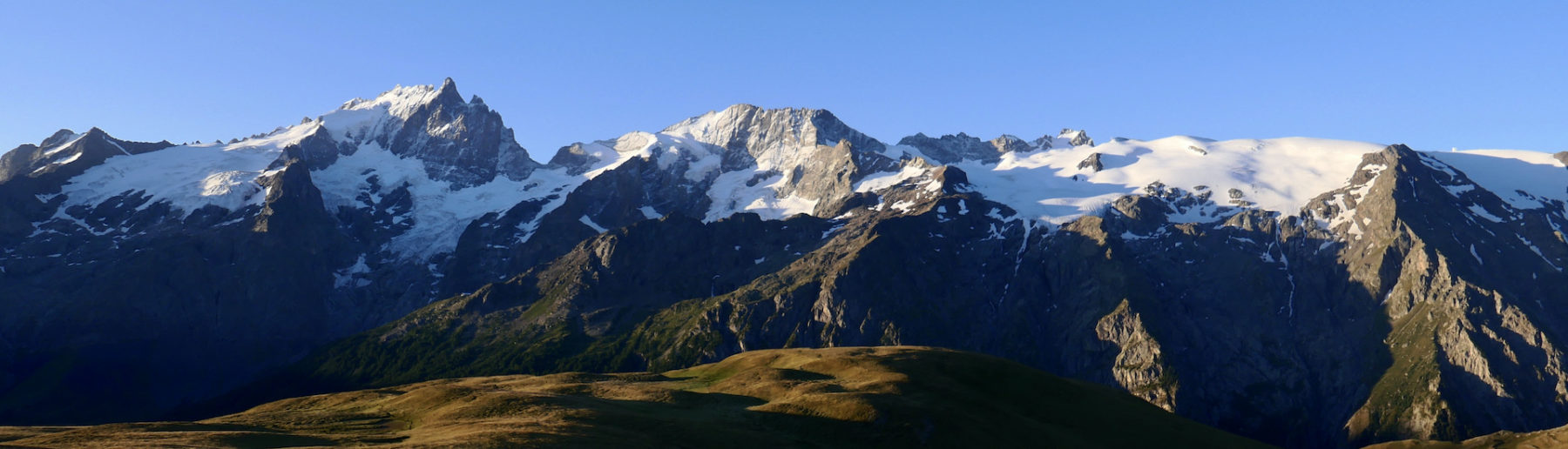 Lever de soleil sur les Ecrins depuis le plateau d'Emparis