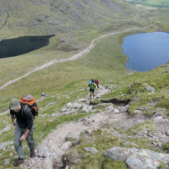 En montant au Carrauntoohil, le sommet de l'Irlande