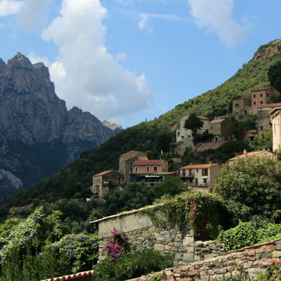 Le village d'Ota, au fond le Capu d'Ortu et les Tre Signore