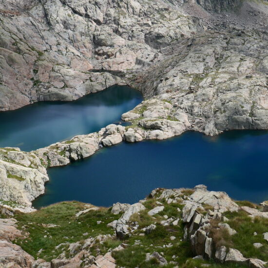 Les lacs Bessons au-dessus du refuge de la Cougourde