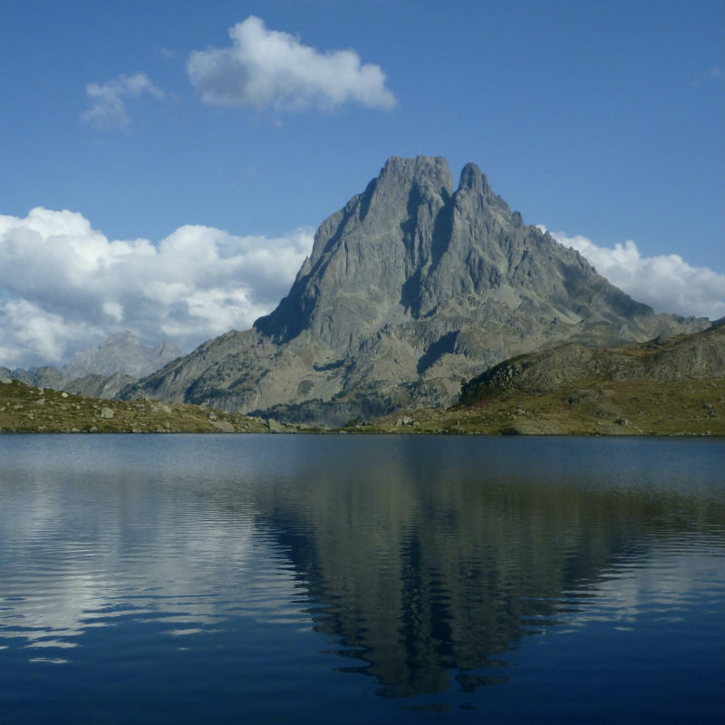 Le pic du Midi d'Ossau se reflétant dans le lac d'Ayous