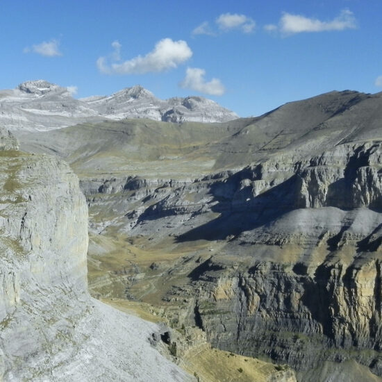 Vire des Fleurs dans le canyon d'Ordesa, au fond, le Mont Perdu