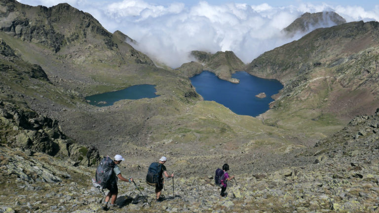 Randonneurs descendant sur les étangs et le refuge du Fourcat