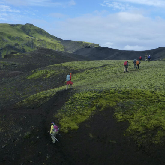 Randonneurs en route vers Gjátindur