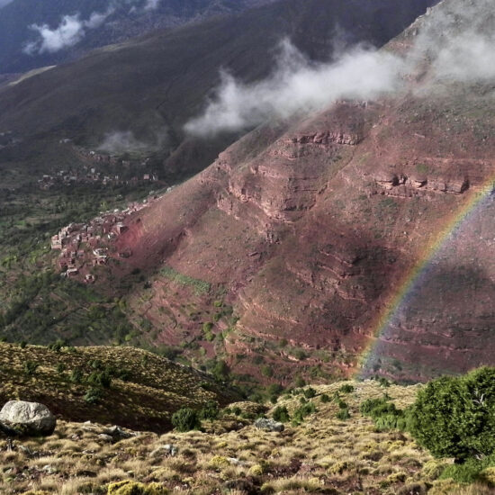 Arc en ciel sur fond de terre rouge, Ourika