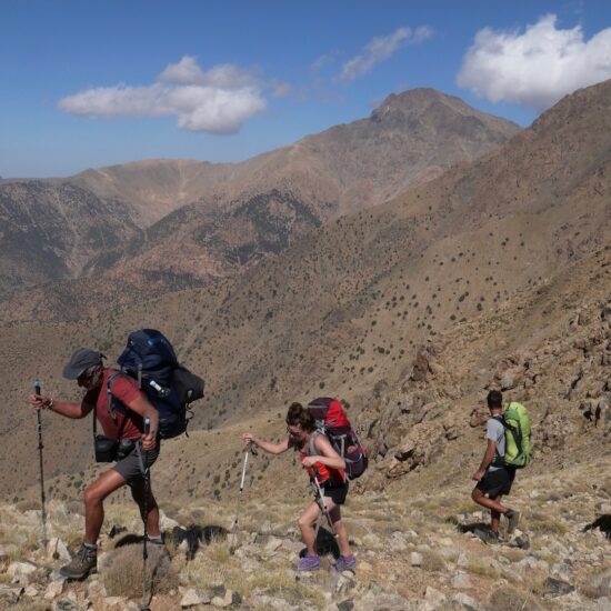 Groupe de randonneurs sur la ligne de crête du "GR berbère"