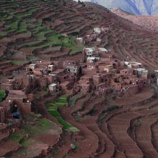 Village de terre rouge et cultures en terrasses