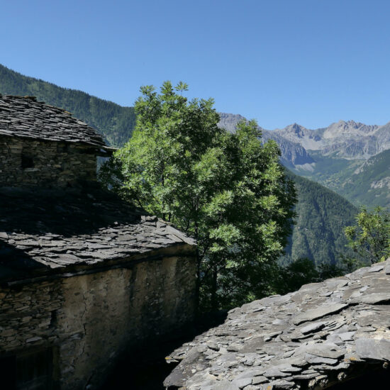 Toits de lauzes des vieux hameaux