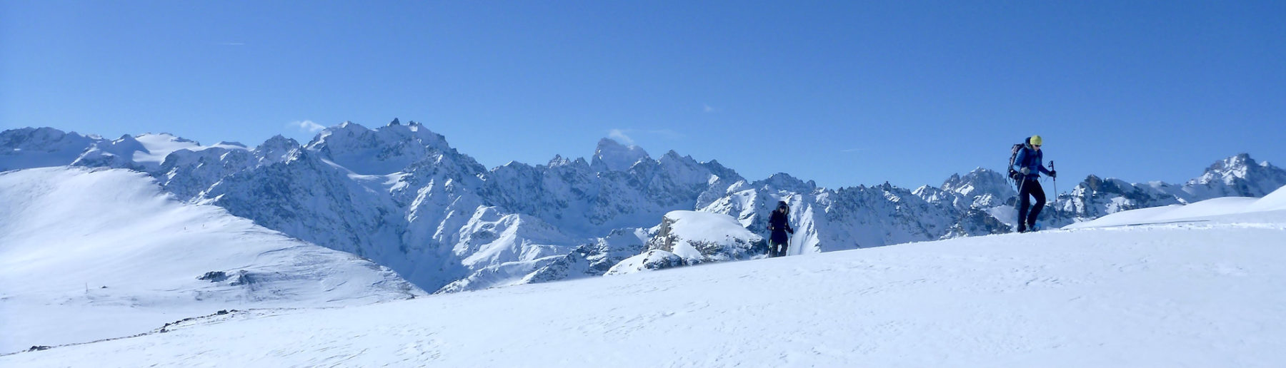 Arrivée en raquettes au lac Laramon, au fond, les Ecrins