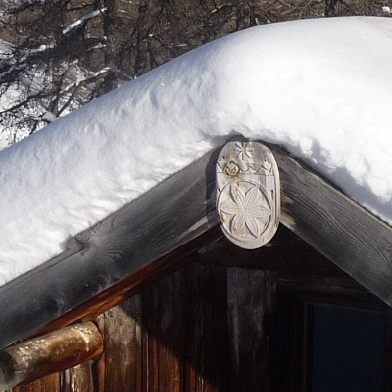 Sculpture sur bois sur un chalet d'estive dans le Queyras