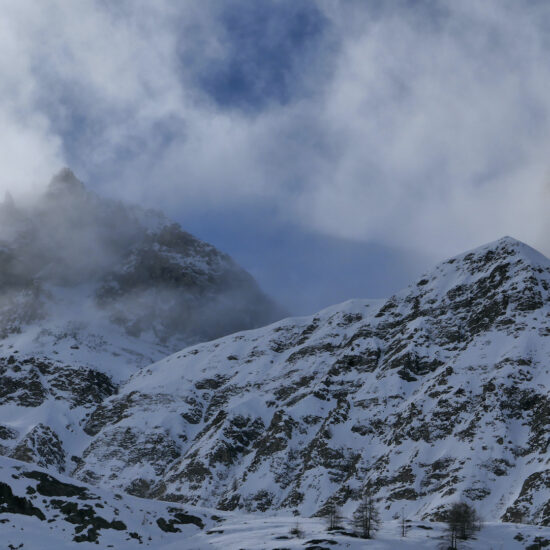 Aiguille Large et Pierre André dans les nuages
