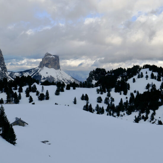 Le Mont Aiguille et la bergerie de Chaumailloux sous les nuages