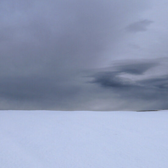 Cairn sous les nuages