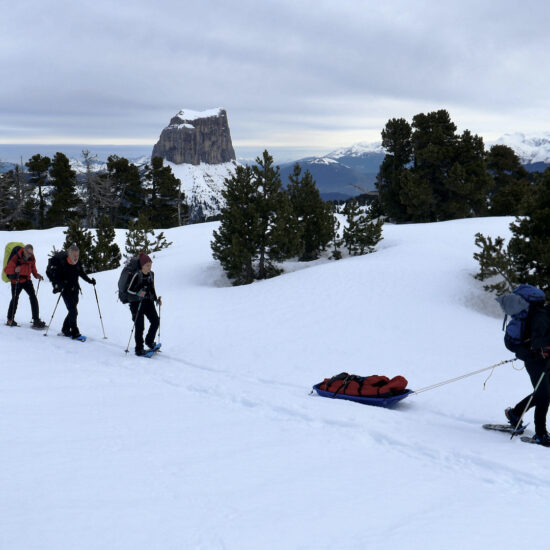 Groupe de randonneurs devant le Mont Aiguille