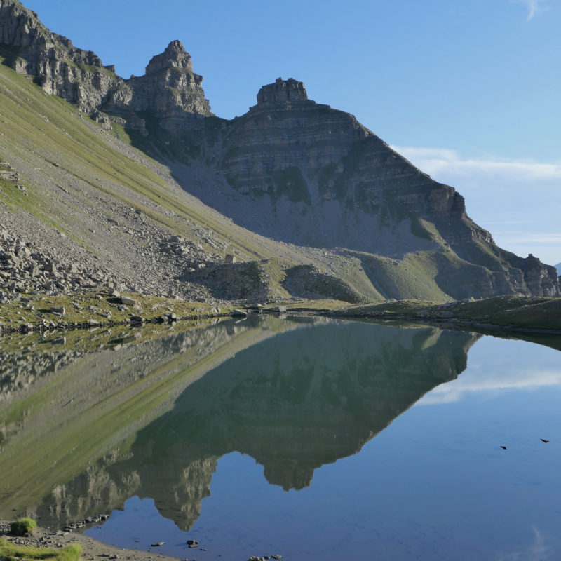 Lac de Gialorgues et Roche Trouée