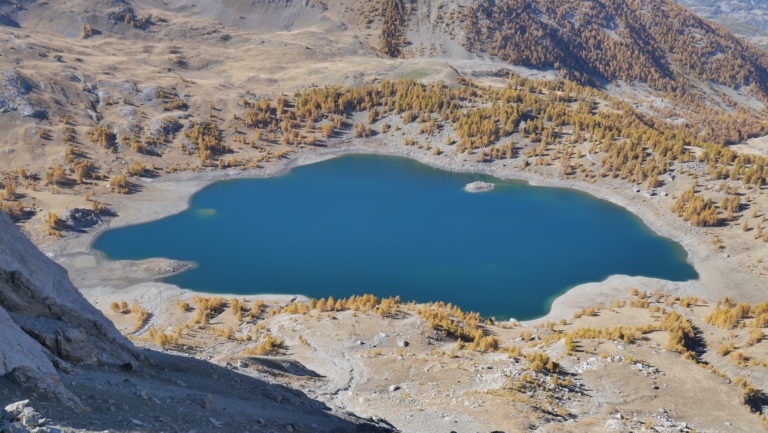 Le lac d'Allos paré de ses couleurs d'automne