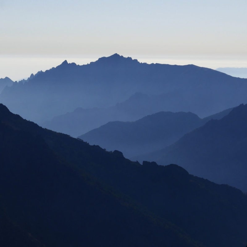 Montagnes à contre-jour dans le ciel d'été, Corse