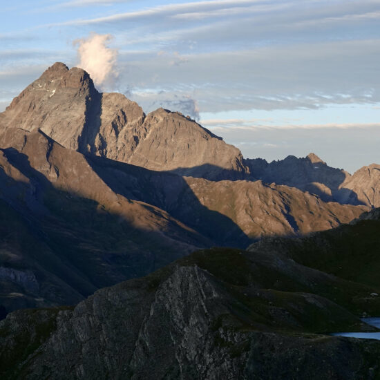 Lumière du soir sur le Mont Viso et les lacs du Longet
