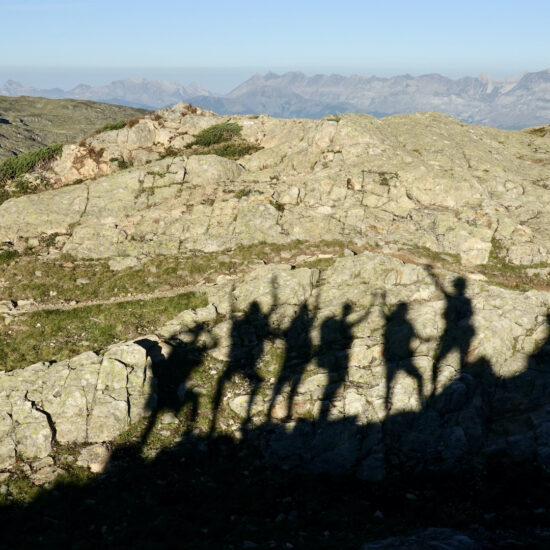Groupe de randonneurs dans les Aiguilles Rouges, massif du Mont Blanc