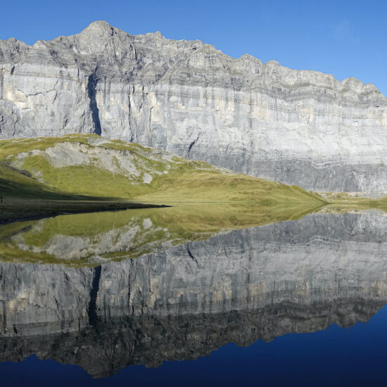 Reflet du Rocher des Fiz dans le lac d'Anterne