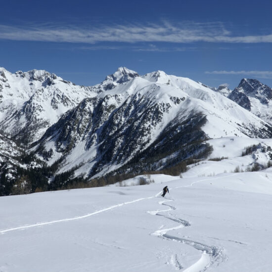 Descente du Piagu ; au fond, la Cougourde et le Gélas