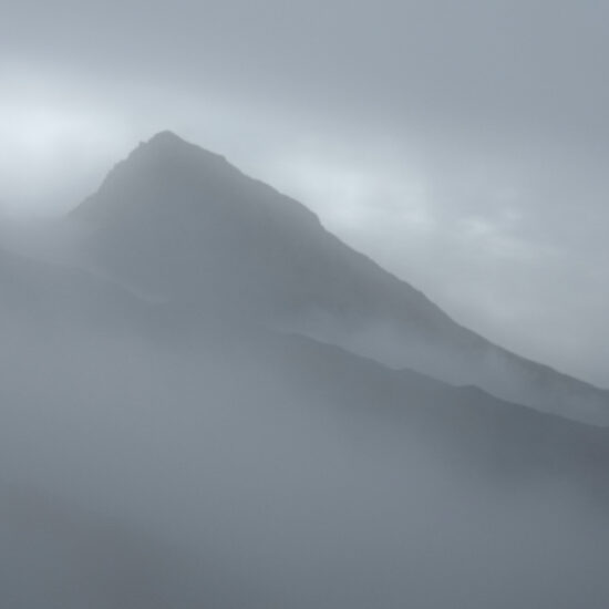 Bric Bouchet sous la nebbia