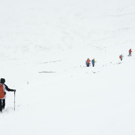 Descente du col Girardin dans le jour blanc