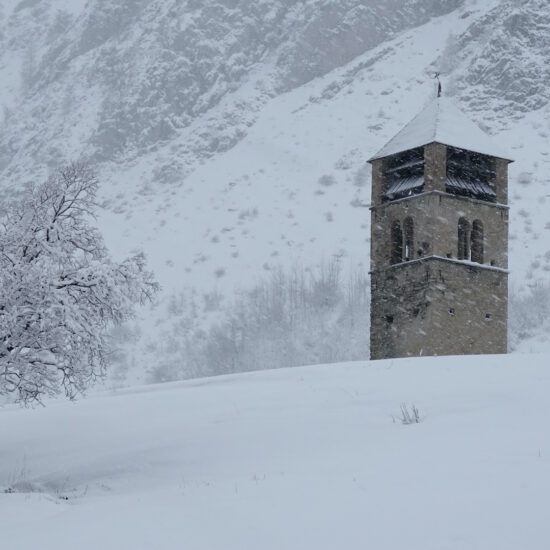 Le clocher de l'église de Maurin sous les rafales de neige
