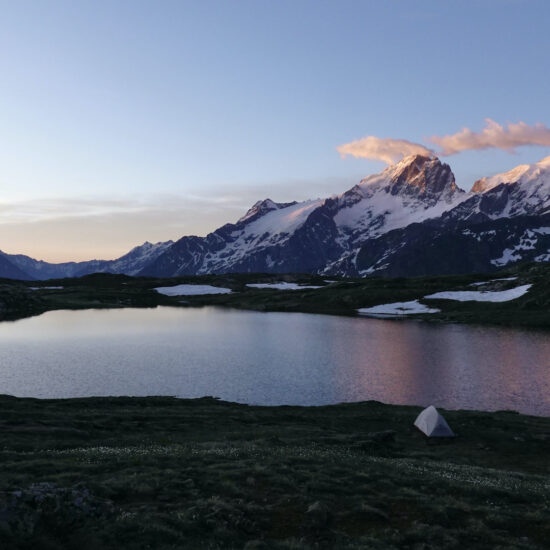 Lever de soleil sur le bivouac au lac Noir