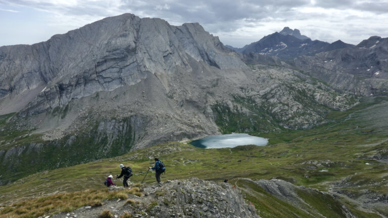 Randonneurs face à la Taillante et au lac Foréant