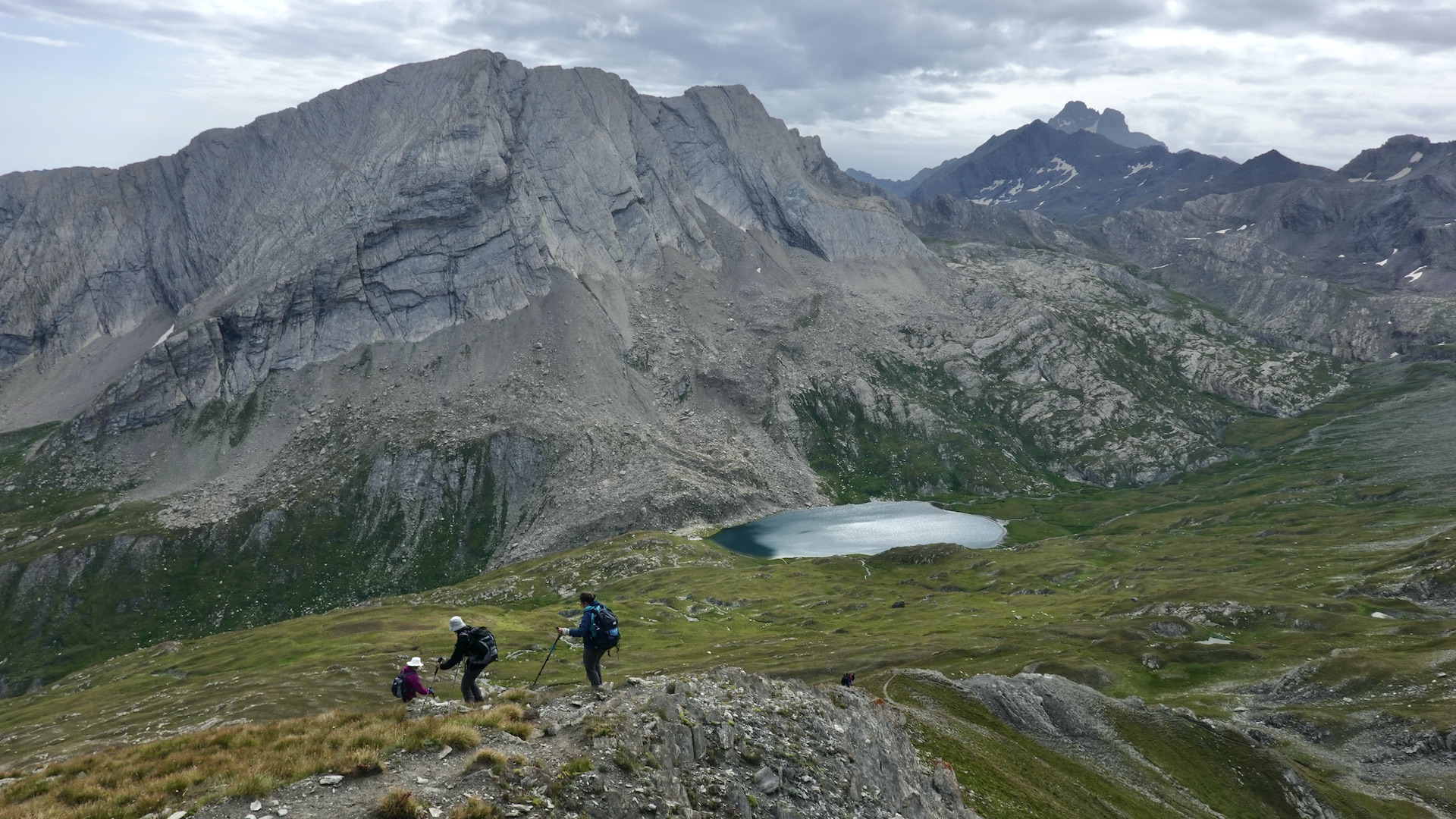 Randonneurs face à la Taillante et au lac Foréant