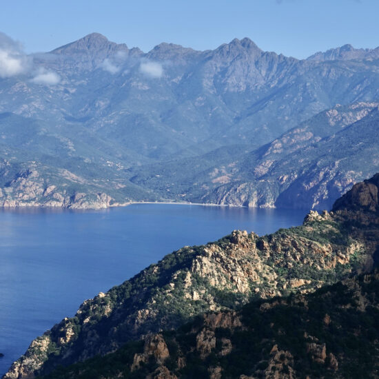 Le fond du golfe de Portu : plage de Bussaglia surmontée du Paglia Orba