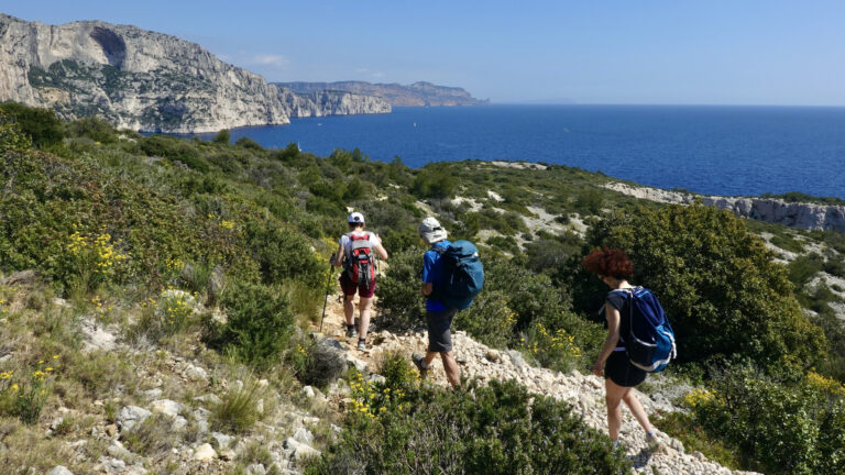 Randonneurs sur le Cap Morgiou, parc national des Calanques