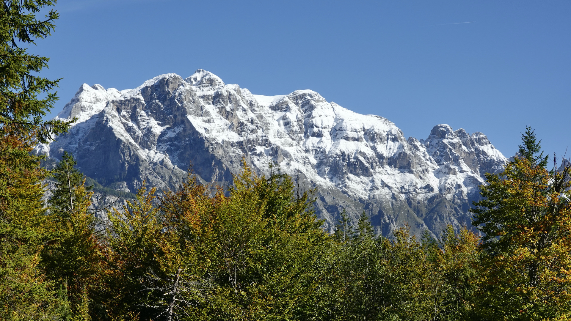 Sommets enneigés dans la vallée de Valbona après un épisode de neige exceptionnel sur les Balkans